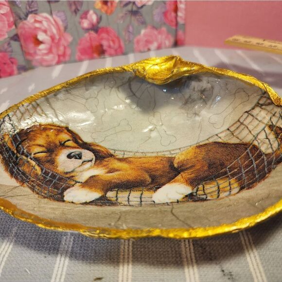 DECOUPAGE CLAM SHELL DECOUPAGE SLEEPING PUPPY ON A CLAM SHELL TRINKET DISH - Picture 6 of 10